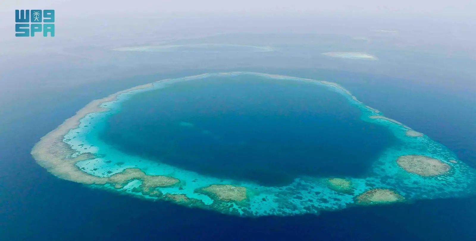 الثقوب الزرقاء في البحر الأحمر: استكشاف الظواهر البحرية وأهميتها البيئية