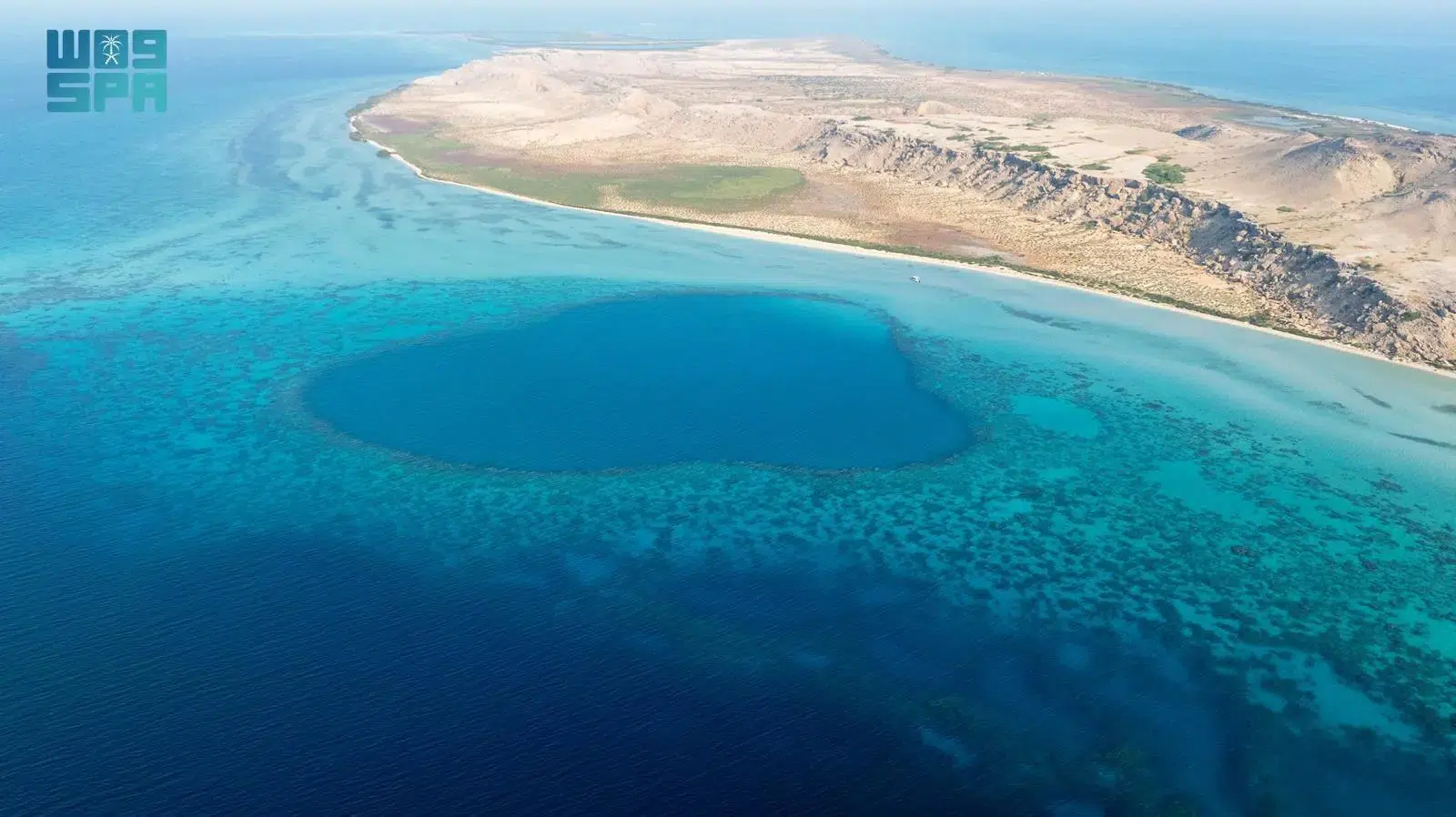 الثقوب الزرقاء في غرب السعودية: أسرار الأعماق البحرية والكنوز الجيولوجية