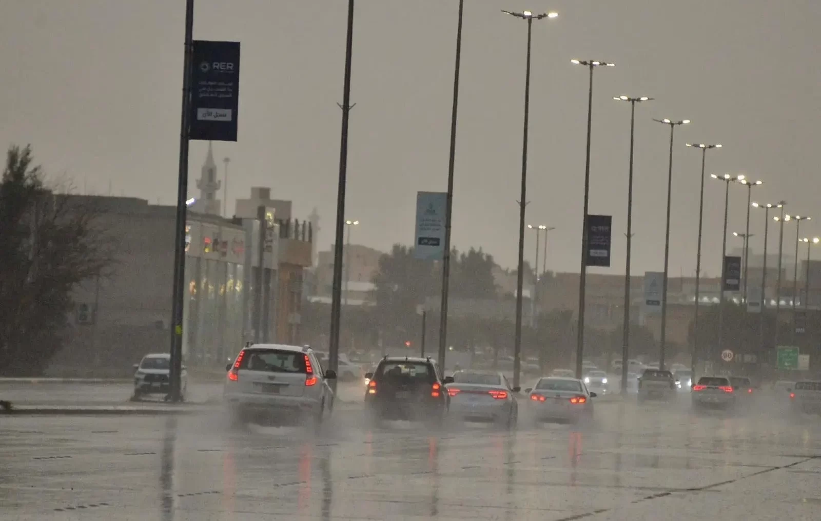 تطورات حالة الطقس اليوم: توقعات الضباب والأمطار الرعدية في عدة مناطق