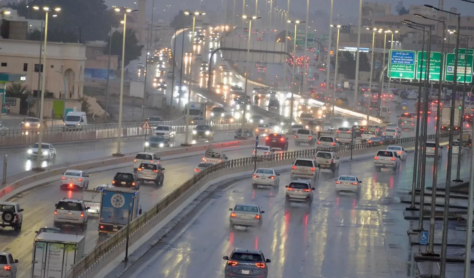 توقعات دقيقة لحالة الطقس اليوم: أمطار وضباب تهيمن على مناطق متعددة