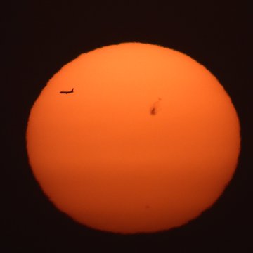 رصد التغيرات الفلكية الناتجة عن البقعة الشمسية العملاقة رقم 4294 في سماء المملكة