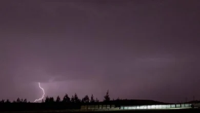 صواعق رعدية وأمطار غزيرة تضرب سماء مدينة عرعر