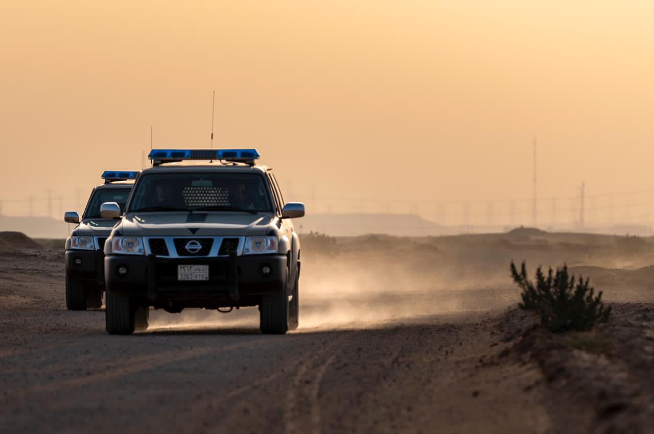 ضبط أربعة مقيمين بتهمة حيازة حطب محلي في الشرقية