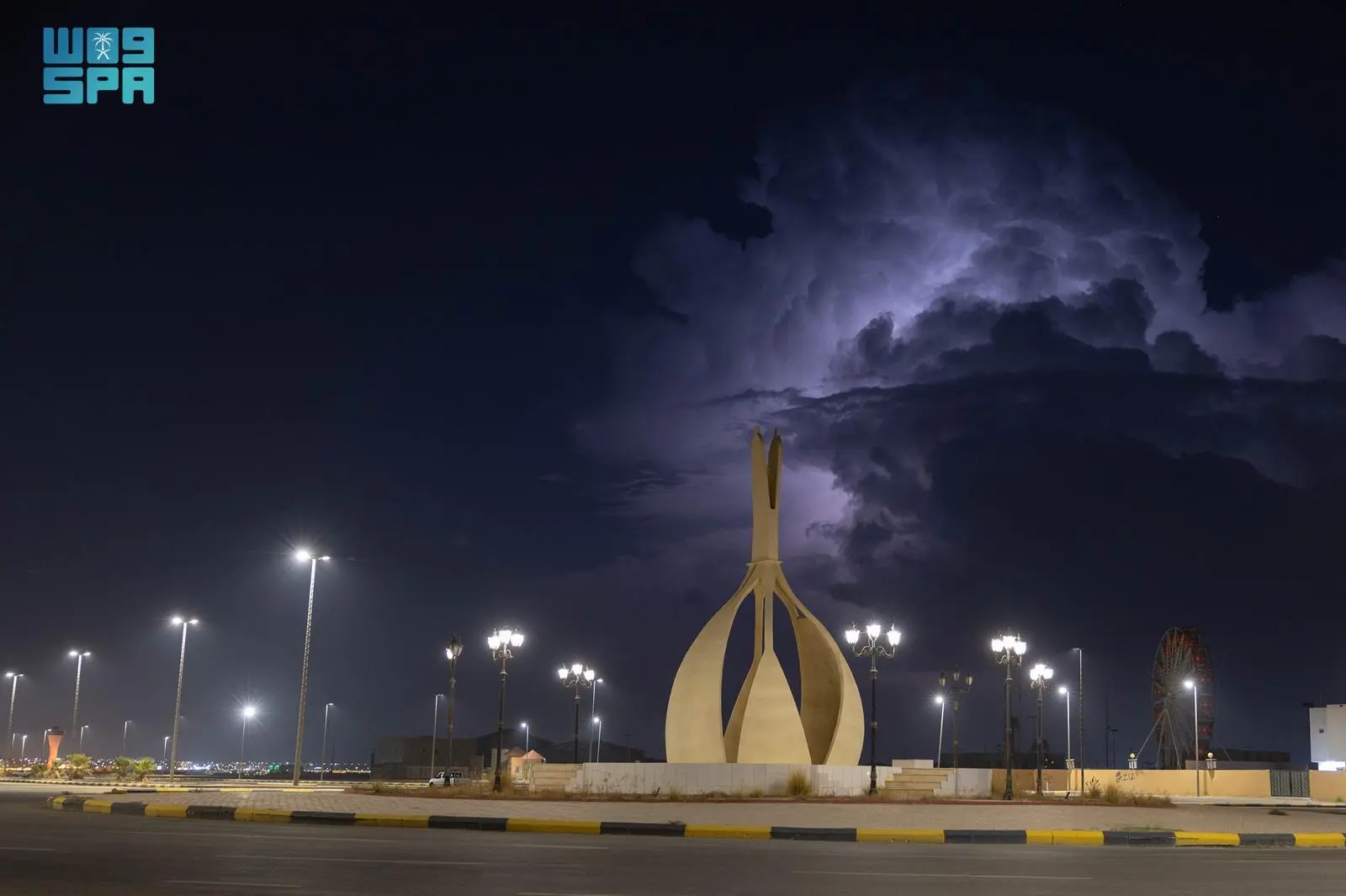 ظواهر جوية متقلبة: تأثير الصواعق الرعدية والأمطار في عرعر