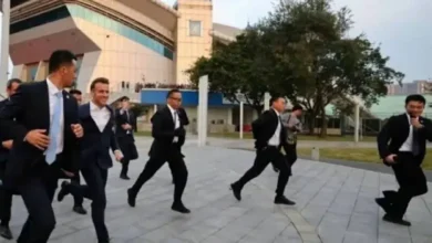 ماكرون بين التحديات الدبلوماسية: اختراق البروتوكول الأمني في الصين