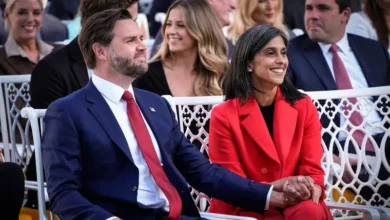 نائب الرئيس الأمريكي يرد على شائعات بشأن انهيار زواجه