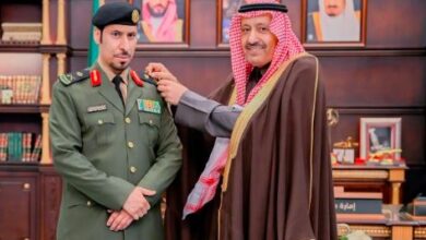 أمير الباحة يكرّم مدير سجون المنطقة بتقليده رتبته الجديدة