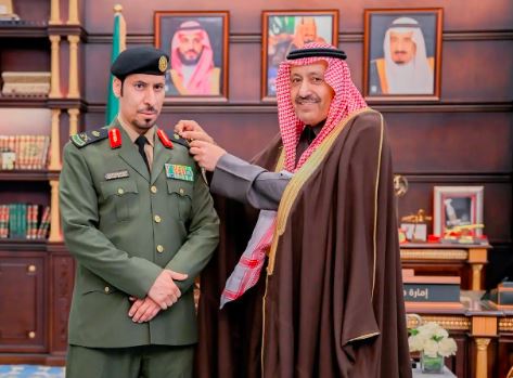 أمير الباحة يكرّم مدير سجون المنطقة بتقليده رتبته الجديدة