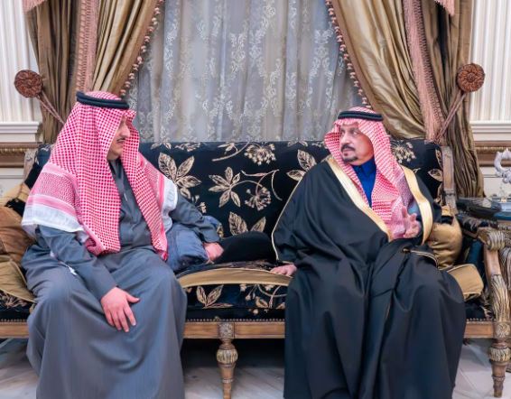 أمير الرياض يتقدم بتعازيه في وفاة محمد السويلم