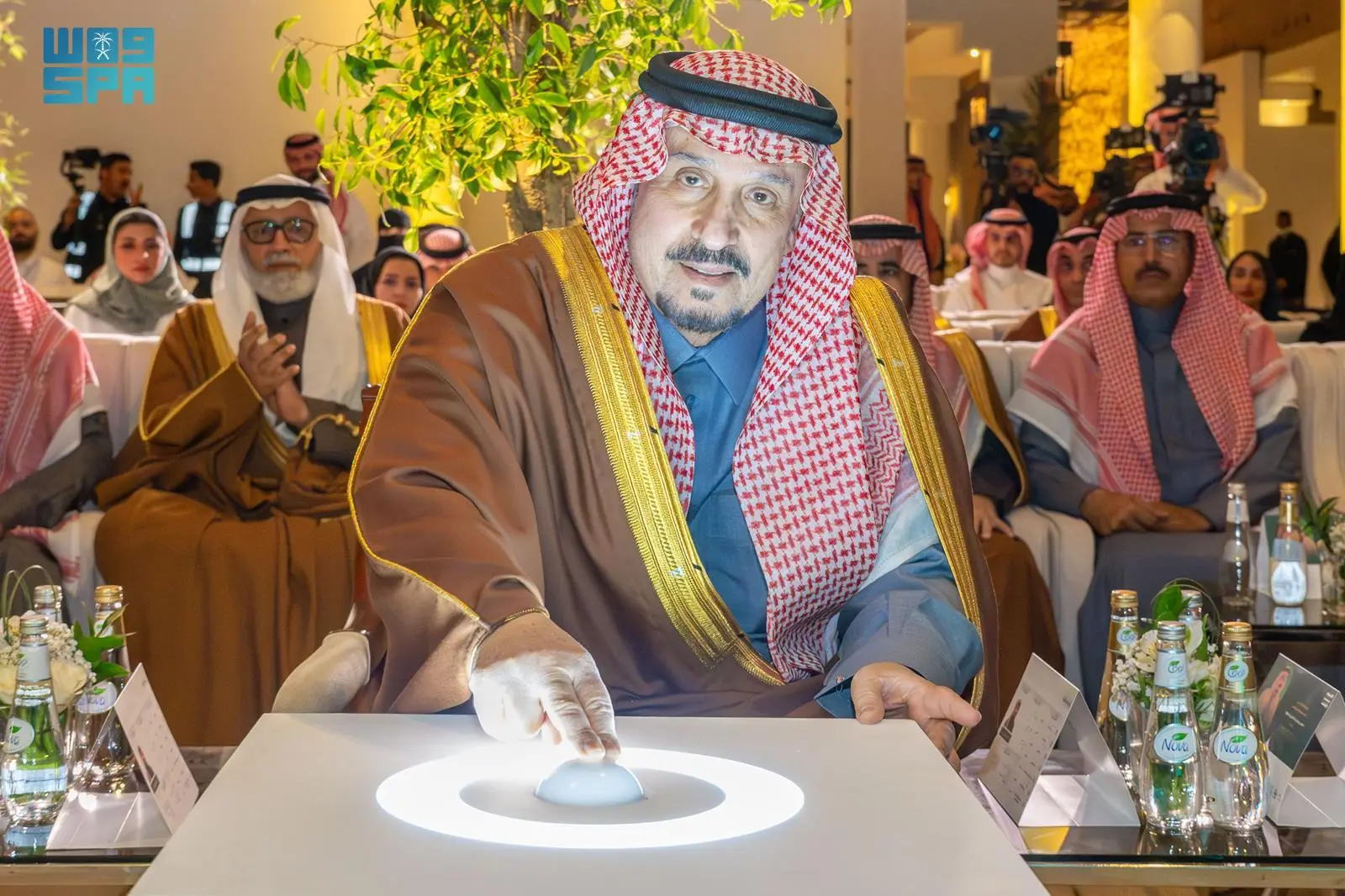 <p><strong>أمير الرياض يطلق مقر حملة "الجود الإسكان: الجود منا وفينا"</strong></p>