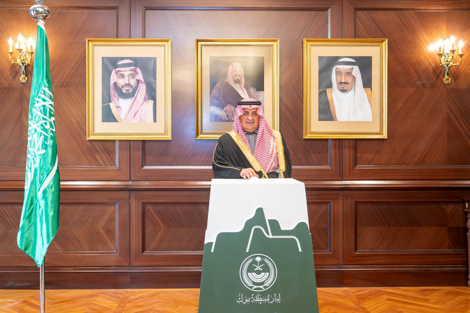 أمير تبوك يُطلق حملة "الجود منا وفينا" لتوفير مساكن كريمة للأسر المحتاجة