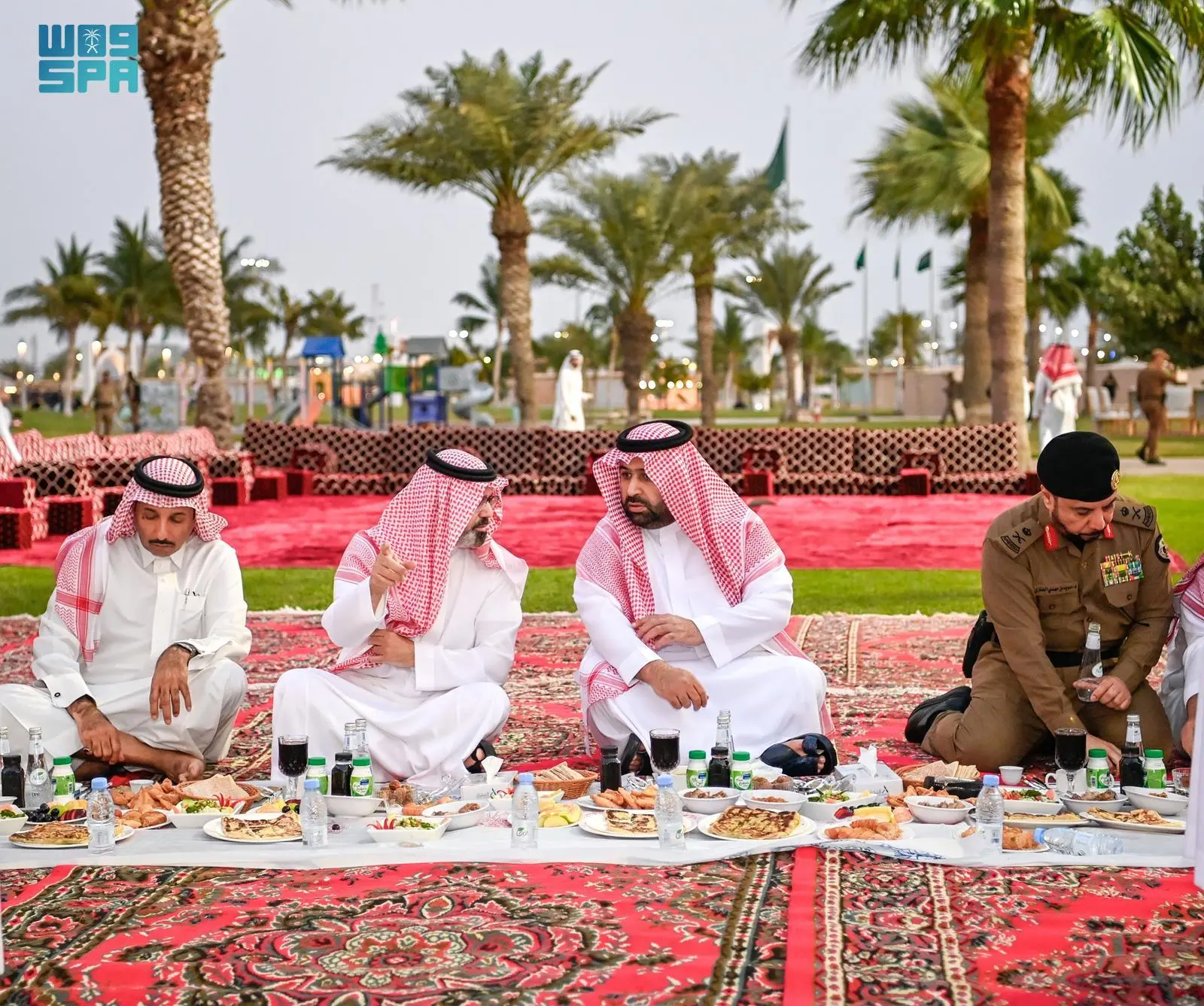 <p><strong>أمير جازان ونائبه يلتقيان قادة القطاعات الأمنية في إفطار رمضاني متميز</strong></p>