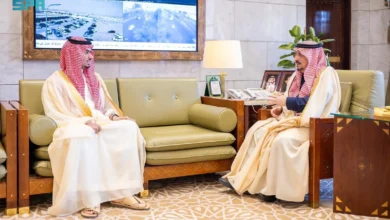 أمير منطقة الرياض يستضيف محافظ الدرعية راكان بن سلمان في اجتماع رسمي