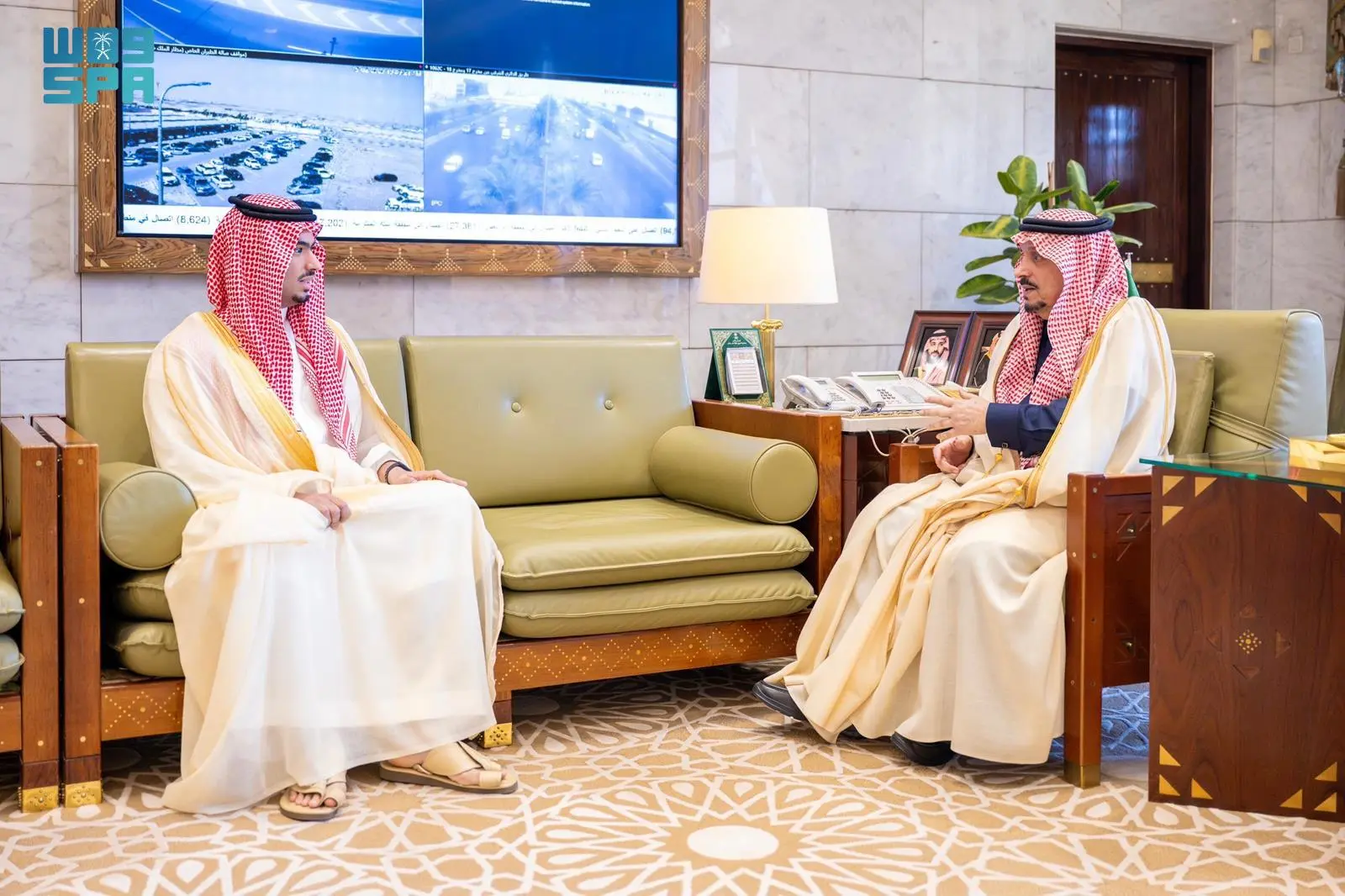 أمير منطقة الرياض يستضيف محافظ الدرعية راكان بن سلمان في اجتماع رسمي