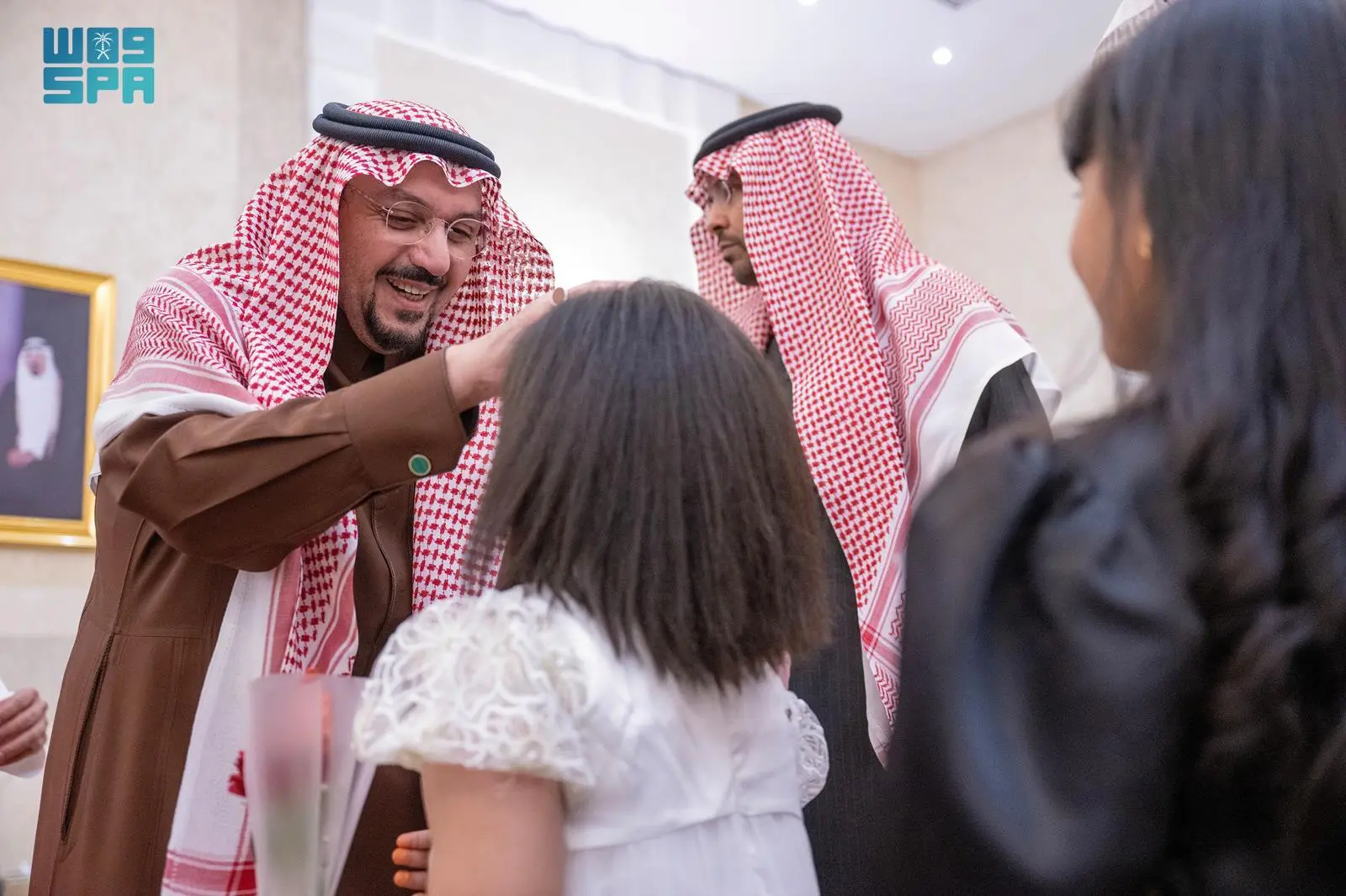 أمير منطقة القصيم يكرم الأيتام بمأدبة إفطار استثنائية