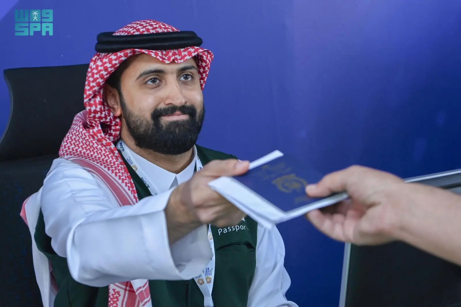 إدارة الجوازات تنجز إجراءات دخول وخروج الزوار في مطار معرض الدفاع العالمي بملهم