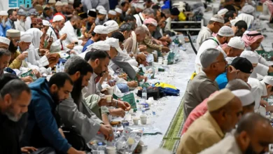 إقبال جماهيري على موائد الإفطار في المسجد النبوي خلال بداية شهر رمضان