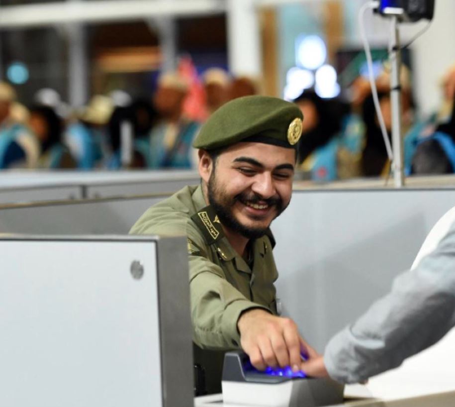 ابتسامة موظف الجوازات والسائح الألماني: المفتاح لخلق انطباع أول إيجابي عن السعودية