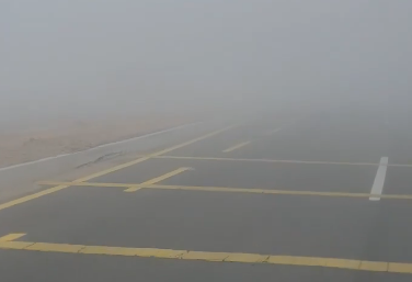 اجتياح ضباب كثيف مع رياح نشطة في المنطقة الشرقية