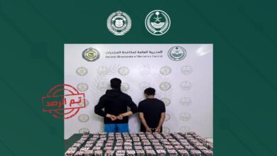 الجهات المختصة في مكافحة المخدرات تلقي القبض على شخصين بتهمة ترويج أقراص محظورة في منطقة عسير