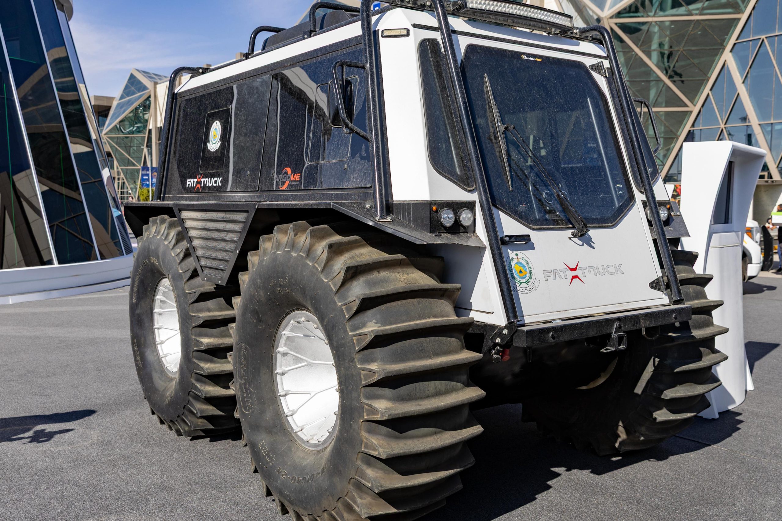 الدفاع المدني يكشف عن العربة البرمائية متعددة الاستخدامات خلال معرض الدفاع العالمي 2026