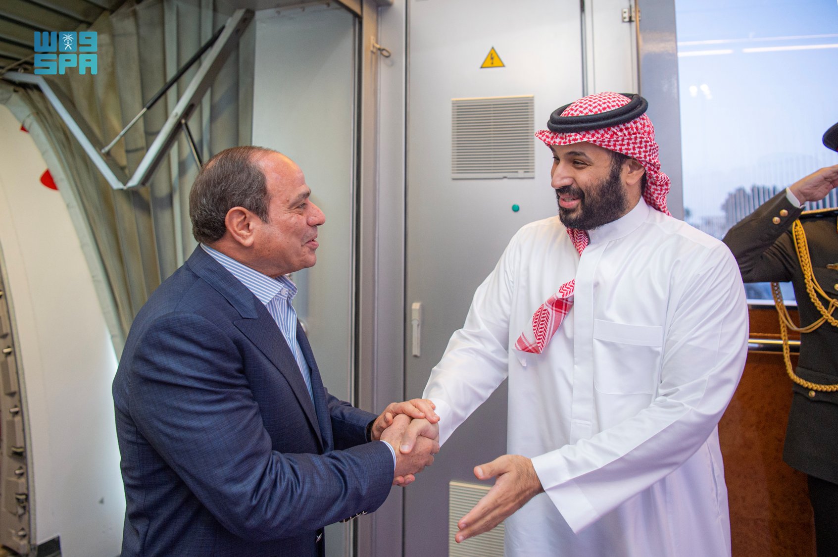 الرئيس المصري يصل جدة في استقبالٍ مميز بقيادة ولي العهد السعودي