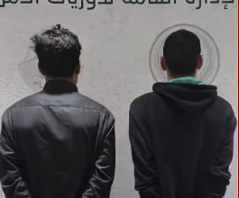 القبض على سائق ألحق الأذى بسيارة أخرى أثناء القيادة عكس الاتجاه في الرياض