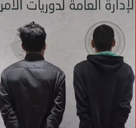 القبض على سائق ألحق الأذى بسيارة أخرى أثناء القيادة عكس الاتجاه في الرياض