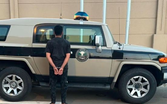 <p><strong>القبض على مقيم لنقله ثلاثة أشخاص مخالفين لنظام أمن الحدود في جازان</strong></p>