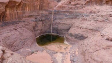 القلطات في تبوك: خزانات مائية طبيعية تتشكل بفعل الصخور وتخزين الأمطار