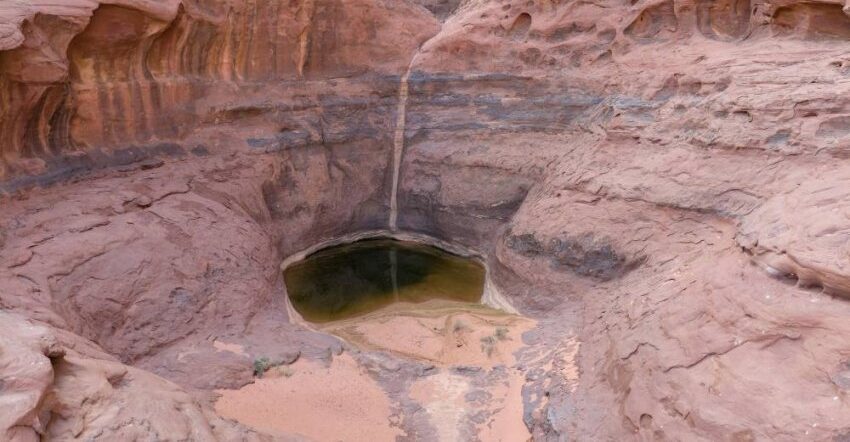 القلطات في تبوك: خزانات مائية طبيعية تتشكل بفعل الصخور وتخزين الأمطار