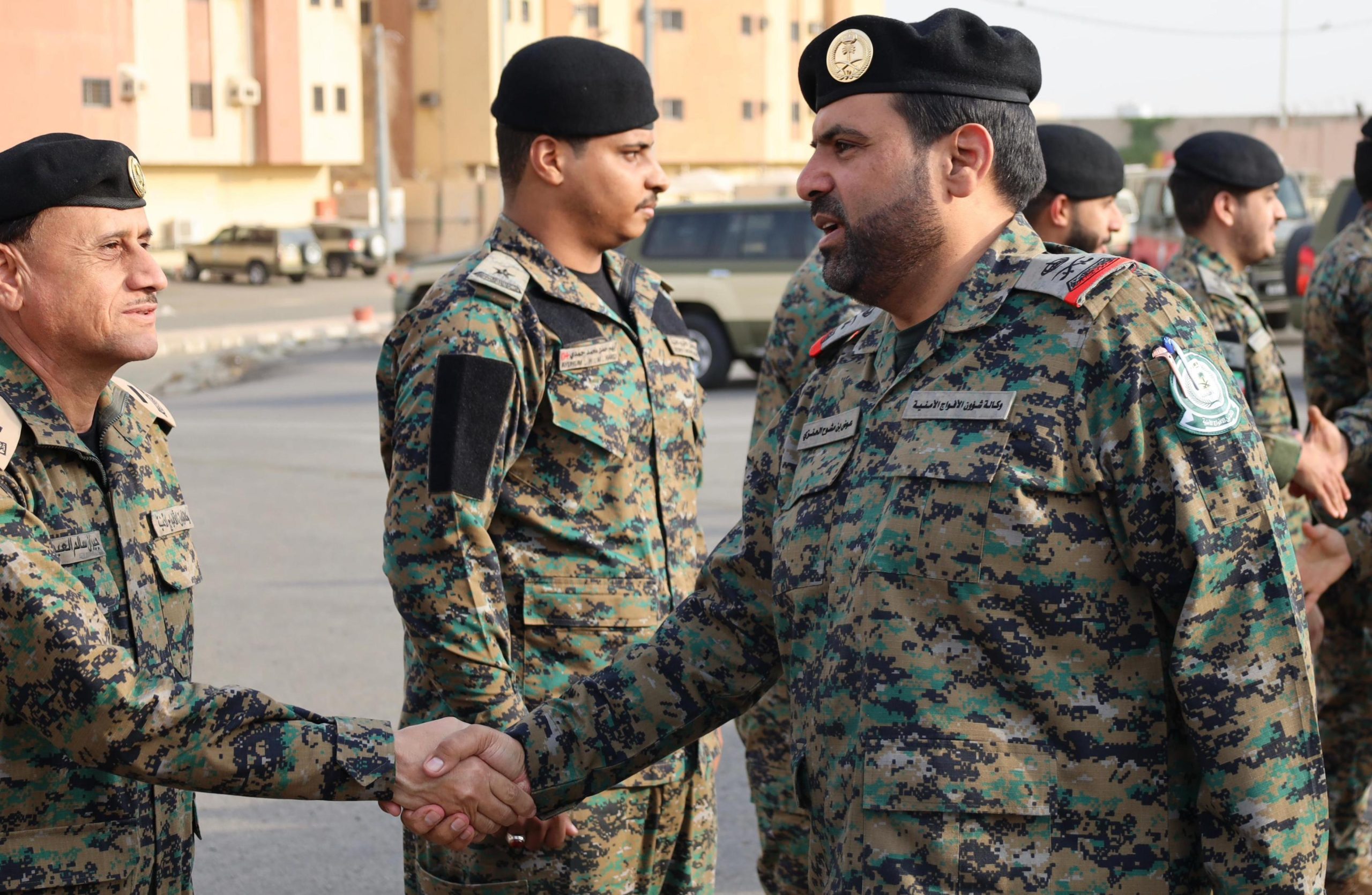اللواء الركن عوض العنزي يقوم بزيارة تفتيشية لقوات الأفواج الأمنية في عسير وجازان ويهنئهم بمناسبة شهر رمضان المبارك