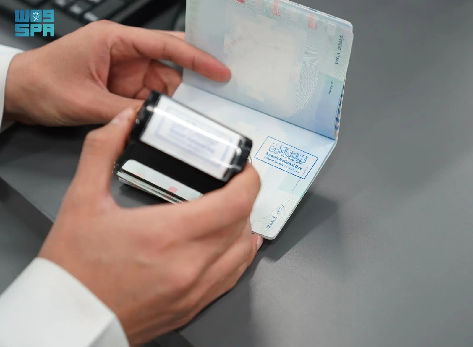 الهيئة العامة للجوازات تحتفل باليوم الوطني الكويتي الـ 65 في المنافذ الدولية