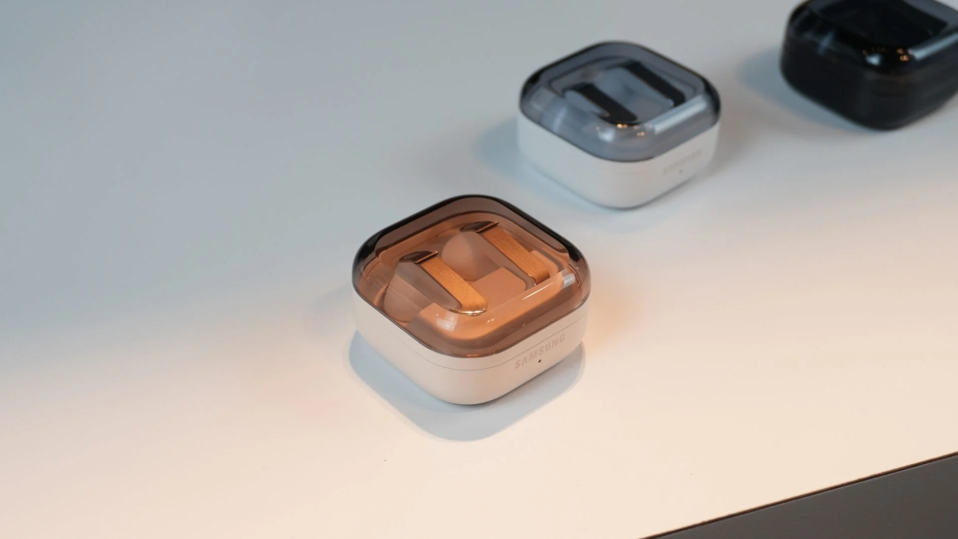 انطباعات أولية: Galaxy Buds 4 وBuds 4 Pro تستعيدان هوية سامسونج مع تحسينات ملحوظة في جودة الصوت وتقنيات الذكاء الاصطناعي
