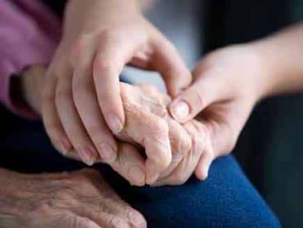 بطاقة امتياز: خدمات فريدة ومخصصة لكبار السن في السعودية