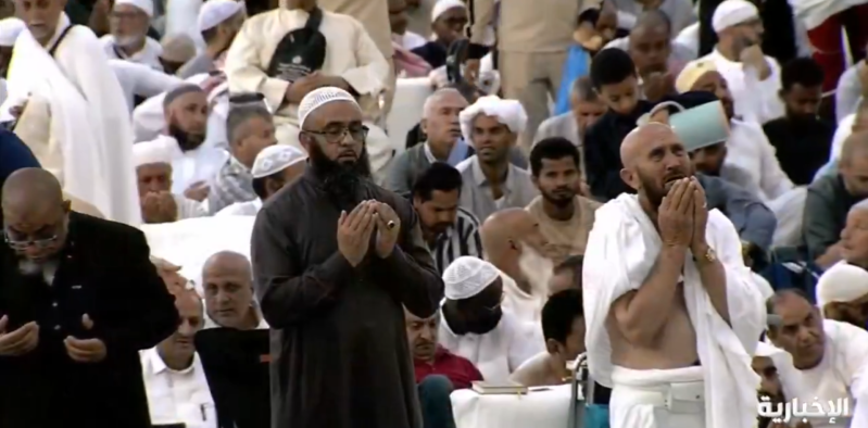 توثيق حصري لمشاعر ومناجات المعتمرين والمصلين في الحرم المكي