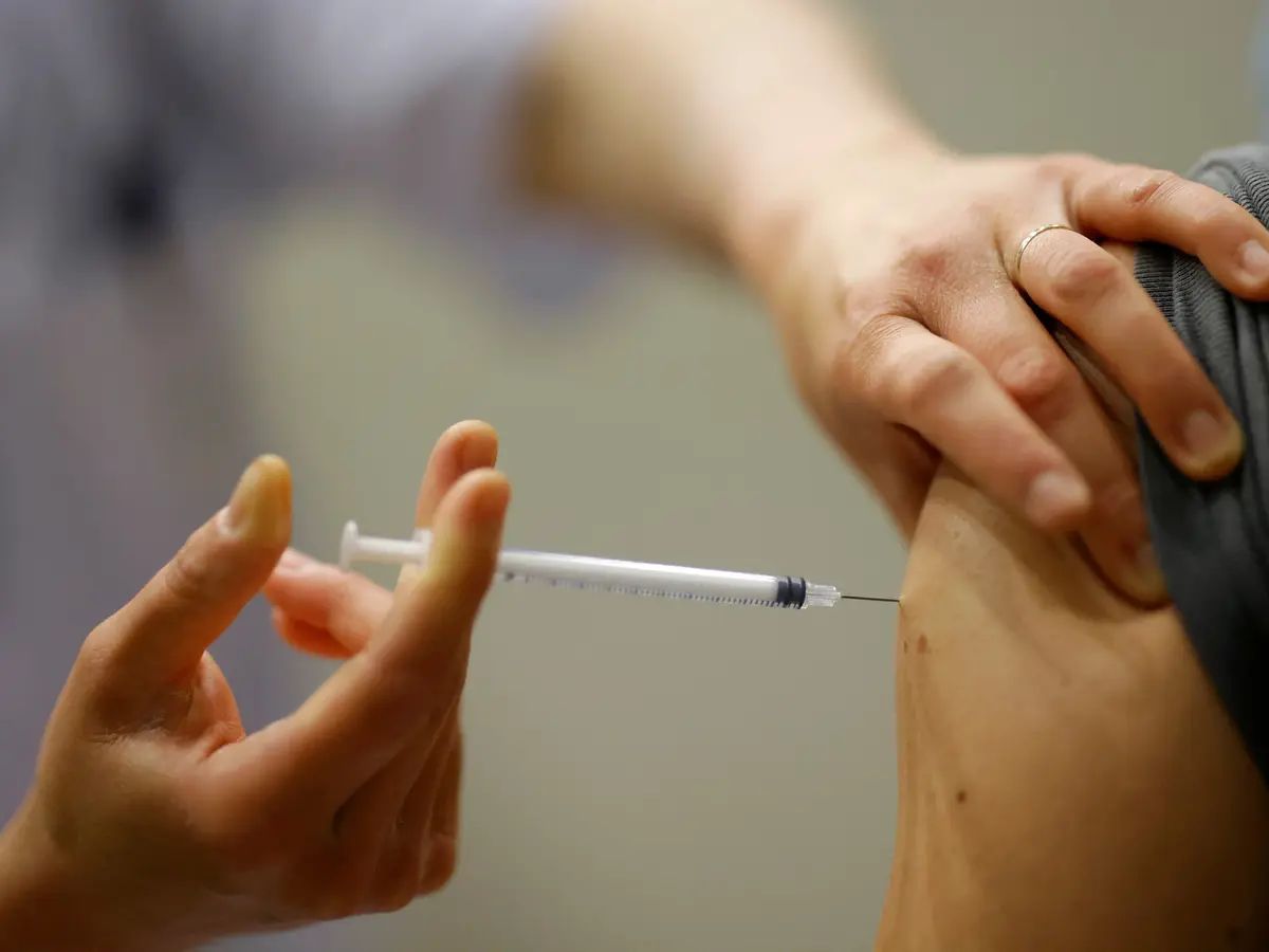 <p><strong>توجيهات جديدة: لقاح الحمى الشوكية إلزامي للحجاج والعاملين في القطاع الصحي</strong></p>