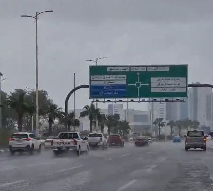 توقعات الطقس في السعودية ليوم الجمعة: أمطار رعدية وسيول مع تحذيرات من نشاط الغبار