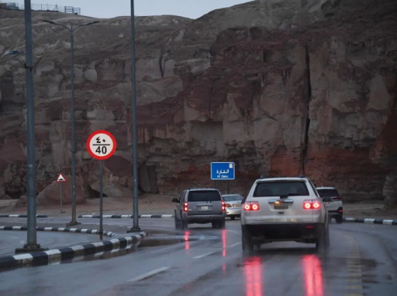 <p><strong>توقعات حالة الطقس يوم الأحد: أمطار وضباب ورياح نشطة في عدة مناطق</strong></p>