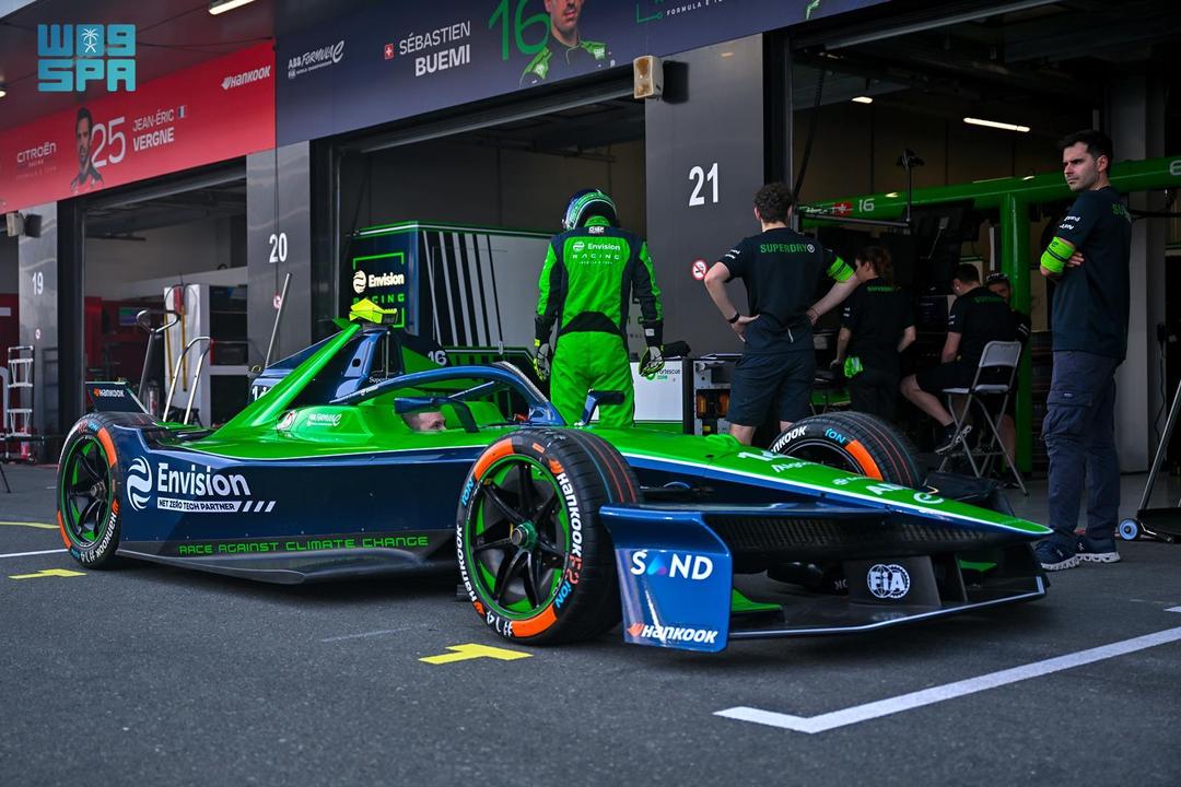 جدة تُضيء سماءها بجولة مزدوجة تاريخية في موسم الفورمولا إي