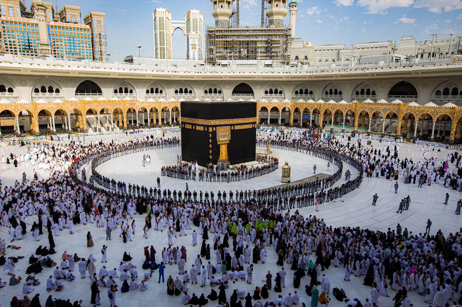 حدث فلكي استثنائي: القمر يتعامد على الكعبة للمرة الأولى في عام 2026