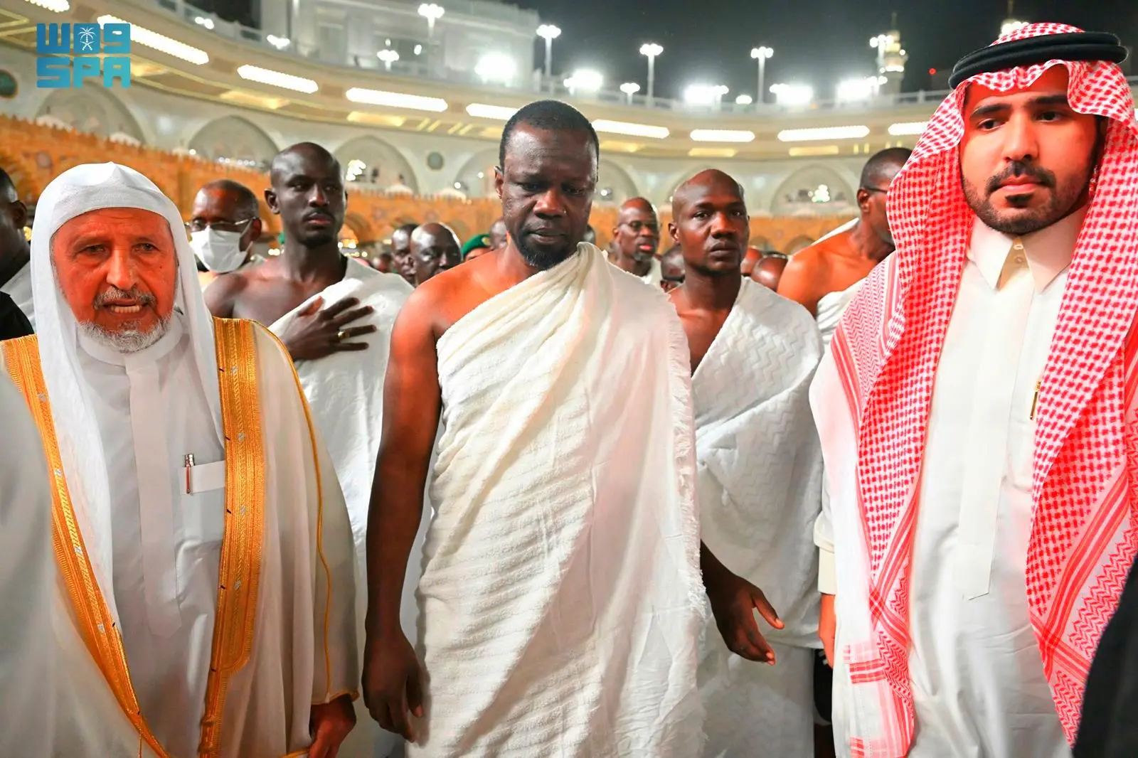 رئيس وزراء السنغال يشرع في أداء مناسك العمرة