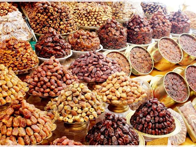زيادة ملحوظة في الطلب على تشكيلة التمور المتنوعة بقرية النخيل
