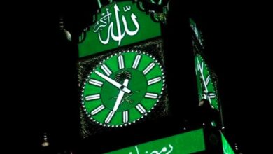 سحر المكان والزمان: ساعة مكة المكرمة تتلألأ بعبارة 'رمضان مبارك'