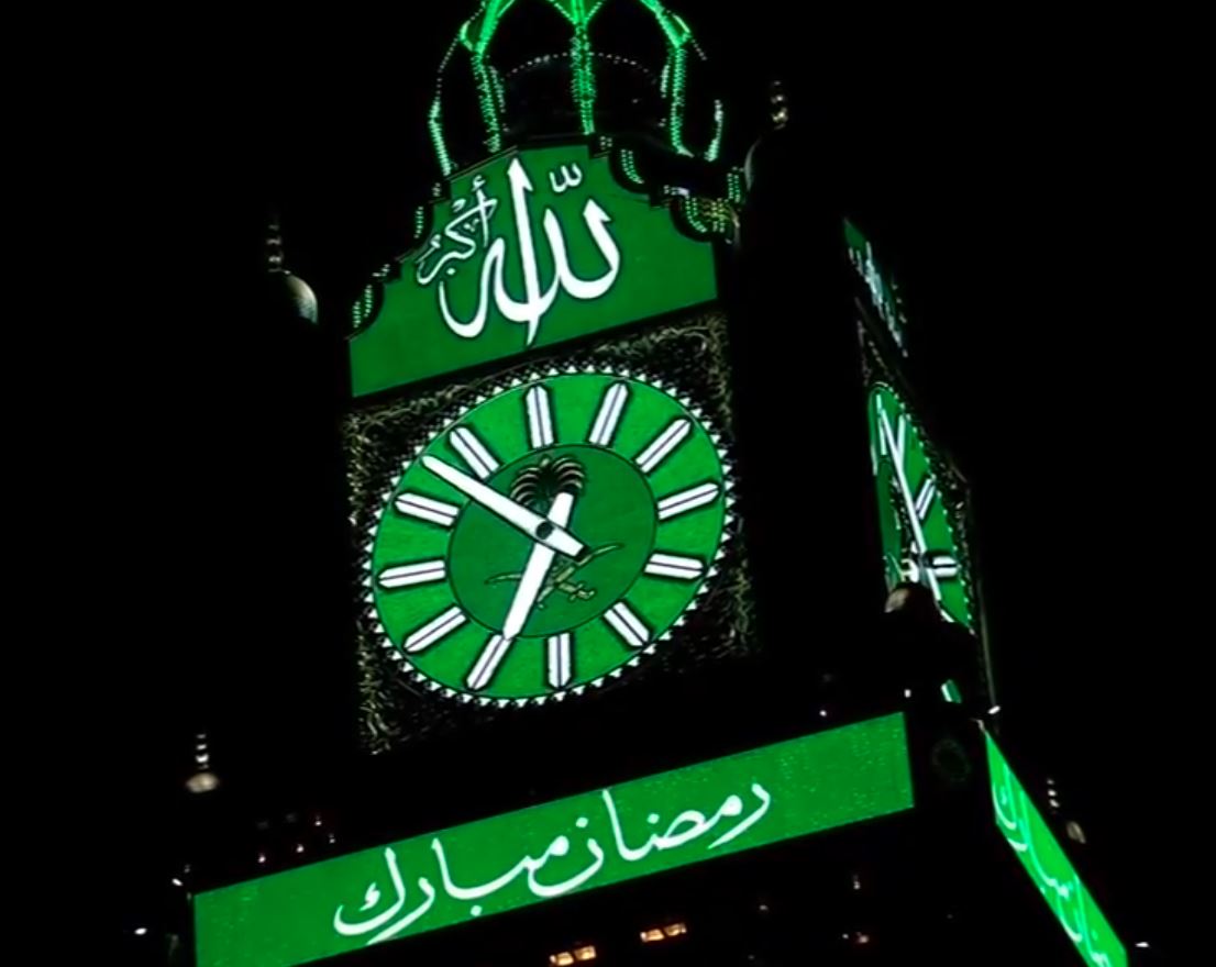 سحر المكان والزمان: ساعة مكة المكرمة تتلألأ بعبارة 'رمضان مبارك'