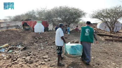 سلمان للإغاثة توزع 100 حقيبة إيوائية و100 خيمة في محافظة حجة