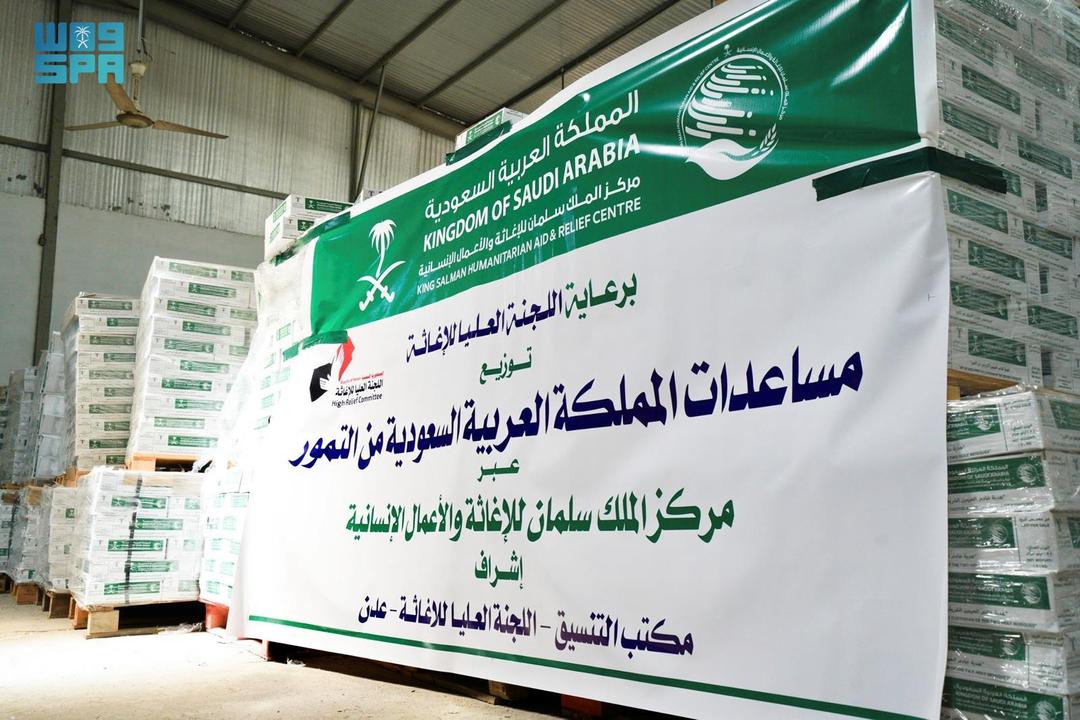 سلمان للإغاثة تُسلّم 100 طن من التمور كهدية من المملكة إلى اليمن