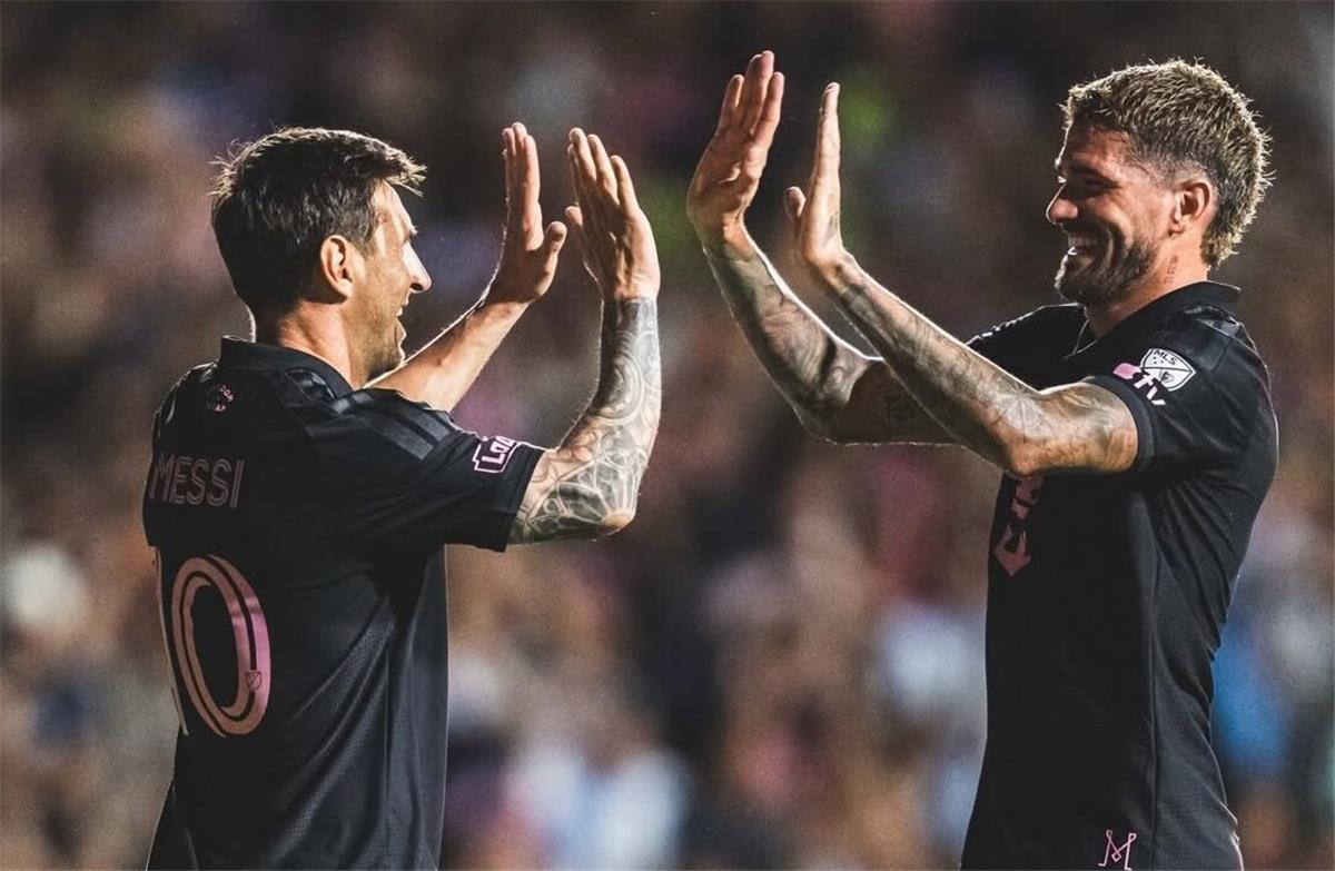 <p><strong>صور حصرية: فوضى أمنية تؤدي لسقوط ميسي عقب فوز إنتر ميامي في مباراة ودية</strong></p>