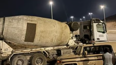 ضبط مقيم يقوم بتفريغ مواد خرسانية في المدينة المنورة