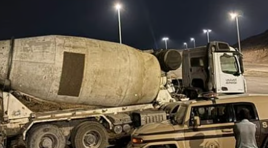 ضبط مقيم يقوم بتفريغ مواد خرسانية في المدينة المنورة